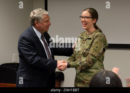 M. Steve Austin, chef adjoint de la Réserve de l'Armée de terre, visite l'équipe de transition de la composante de la Réserve du système intégré du personnel et de la paye (IPPS - A) et donne une pièce de monnaie au CW3 Amanda Hansen le 6 décembre 2022 à Arlington, en Virginie. L'USAR compte environ 60 participants en personne de chaque MSC de la réserve et environ 300 assistants en ligne avec l'IPPS - Une tâche de transition et de basculement. M. Austin est venu personnellement reconnaître leurs efforts dévoués et l'importance de leurs rôles en tant que membres de la transition qui mettent en place des commandes pour la réussite. Banque D'Images