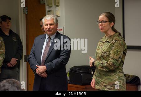 M. Steve Austin, chef adjoint de la Réserve de l'Armée de terre, visite l'équipe de transition de la composante de la Réserve du système intégré du personnel et de la paye (IPPS - A) le 6 décembre 2022 à Arlington, en Virginie. L'USAR compte environ 60 participants en personne de chaque MSC de la réserve et environ 300 assistants en ligne avec l'IPPS - Une tâche de transition et de basculement. M. Austin est venu personnellement reconnaître leurs efforts dévoués et l'importance de leurs rôles en tant que membres de la transition qui mettent en place des commandes pour la réussite. Banque D'Images