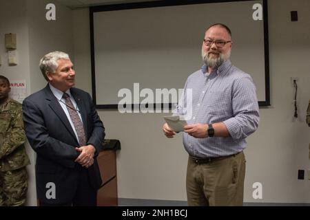 M. Steve Austin, chef adjoint de la Réserve de l'Armée de terre, visite l'équipe de transition du système intégré de personnel et de paye - Armée de terre (IPPS - A) et offre une note d'étoile à M. Michael Rodman le 6 décembre 2022 à Arlington, en Virginie. L'USAR compte environ 60 participants en personne de chaque MSC de la réserve et environ 300 assistants en ligne avec l'IPPS - Une tâche de transition et de basculement. M. Austin est venu personnellement reconnaître leurs efforts dévoués et l'importance de leurs rôles en tant que membres de la transition qui mettent en place des commandes pour la réussite. Banque D'Images