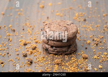 Biscuits aux pépites de chocolat isolés sur fond texturé Banque D'Images