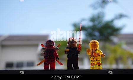 Surabaya, East Java, Indonésie - janvier 2023 : gros plan jeu de jouets Lego Ninja Go avec ciel clair et fond de toit Banque D'Images