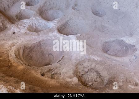Amphores en argile dans un sol en pierre de cave à vin dans le complexe du monastère de Vardzia Cave, Géorgie. Banque D'Images