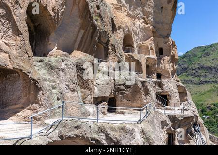 Complexe de monastère de Vardzia en Géorgie, pente de montagne avec grottes, tunnels et habitations sculptées dans la roche. Banque D'Images