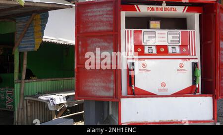 Mini station essence de carburant de qualité supérieure, pertalite, pertamax en face de la maison habituellement appelé Pertamini ou PERTAMINA mini Banque D'Images