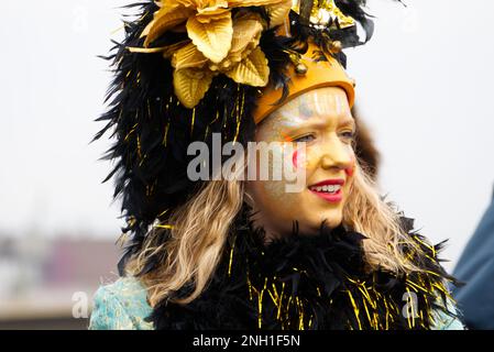 Maastricht, pays-Bas. 19th févr. 2023. Jeune femme en costume et en peinture du visage célébrant le Carnaval pendant le défilé de Maastricht. Une Carpendale/Alamy Live News Banque D'Images