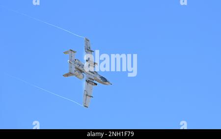 A ÉTATS-UNIS Air Force A-10 Thunderbolt II, affecté à l'équipe de démonstration A-10 Thunderbolt II, survole la base aérienne Davis-Monthan, en Arizona, le 6 décembre 2022. Cette A-10 pratiquait une démonstration aérienne pour les spectacles aériens à venir. Banque D'Images