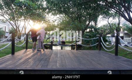 Coucher de soleil cinématographique dans le parc public lorsque les femmes hijab passent du temps ensemble à prendre des photos de selfie Banque D'Images