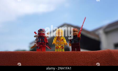 Surabaya, East Java, Indonésie - janvier 2023 : gros plan jeu de jouets Lego Ninja Go avec ciel clair et fond de toit Banque D'Images