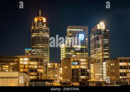 Amsterdam, pays-Bas, 08.02.2023, gratte-ciels modernes à Amsterdam la nuit, siège de la société multinationale néerlandaise Philips à Breitner Banque D'Images