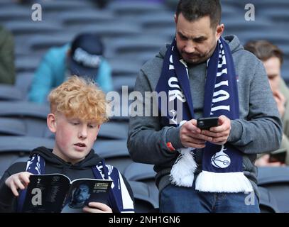 Les fans de Tottenham Hotspur soutiennent le fils Heung-min de Tottenham Hotspur lors du match de football de la Premier League anglaise entre Tottenham Hotspur et West Banque D'Images