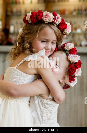 Fleurs embrassant les filles le jour du mariage Banque D'Images