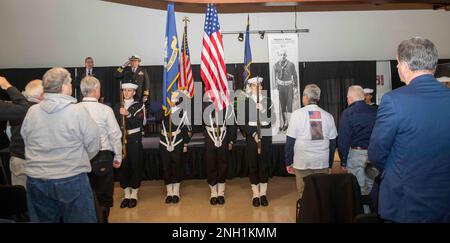 GRANDS LACS, il. (7 décembre 2022) le capitaine Jason J. Williamson, commandant de la base navale des Grands Lacs, salue la parader des couleurs lors d'une cérémonie à Pearl Harbor au Musée national du marin américain. Inauguré en 1911, le NSGL est la plus grande installation d’entraînement de la Marine et le seul camp d’entraînement de la Marine. Située sur plus de 1600 hectares surplombant le lac Michigan, l'installation comprend 1 153 bâtiments dont 39 sur le registre national des lieux historiques. Le NSGL soutient plus de 50 commandements et éléments de locataires ainsi que plus de 20 000 marins, marins, soldats et civils du DoD qui l Banque D'Images