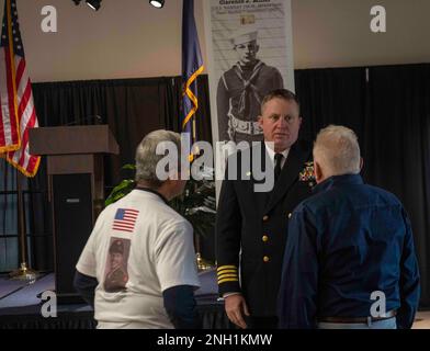 GRANDS LACS, il. (7 décembre 2022) le capitaine Jason J. Williamson, commandant de la base navale des Grands Lacs, parle avec les participants lors d'une cérémonie à Pearl Harbor au Musée national du marin américain. Inauguré en 1911, le NSGL est la plus grande installation d’entraînement de la Marine et le seul camp d’entraînement de la Marine. Située sur plus de 1600 hectares surplombant le lac Michigan, l'installation comprend 1 153 bâtiments dont 39 sur le registre national des lieux historiques. Le NSGL soutient plus de 50 commandements et éléments de locataires ainsi que plus de 20 000 marins, marins, soldats et civils du DoD qui vivent et travaillent Banque D'Images