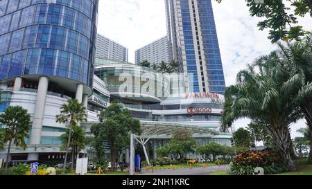 Surabaya, Java-est, Indonésie - février 2023 : four point Hotel Sheraton tour bâtiment dans le centre commercial PTC Pakuwon Trade Center avec de beaux nuages Banque D'Images