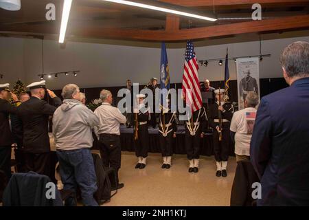 GRANDS LACS, il. (7 décembre 2022) le capitaine Jason J. Williamson, commandant de la base navale des Grands Lacs, salue la parader des couleurs lors d'une cérémonie à Pearl Harbor au Musée national du marin américain. Inauguré en 1911, le NSGL est la plus grande installation d’entraînement de la Marine et le seul camp d’entraînement de la Marine. Située sur plus de 1600 hectares surplombant le lac Michigan, l'installation comprend 1 153 bâtiments dont 39 sur le registre national des lieux historiques. Le NSGL soutient plus de 50 commandements et éléments de locataires ainsi que plus de 20 000 marins, marins, soldats et civils du DoD qui l Banque D'Images