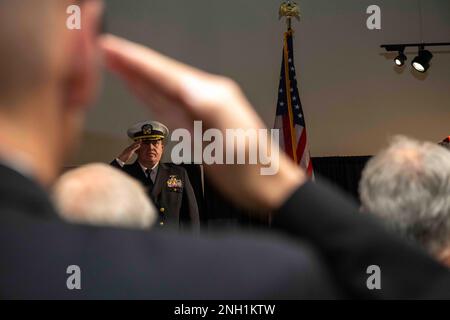 GRANDS LACS, il. (7 décembre 2022) le capitaine Jason J. Williamson, commandant de la base navale des Grands Lacs, salue la parader des couleurs lors d'une cérémonie à Pearl Harbor au Musée national du marin américain. Inauguré en 1911, le NSGL est la plus grande installation d’entraînement de la Marine et le seul camp d’entraînement de la Marine. Située sur plus de 1600 hectares surplombant le lac Michigan, l'installation comprend 1 153 bâtiments dont 39 sur le registre national des lieux historiques. Le NSGL soutient plus de 50 commandements et éléments de locataires ainsi que plus de 20 000 marins, marins, soldats et civils du DoD qui l Banque D'Images