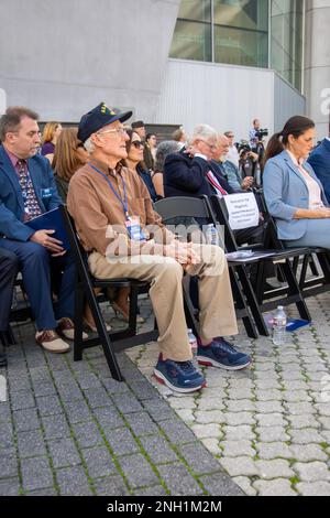 Fred Stecher, vétéran de la Seconde Guerre mondiale de Fayetteville, en Arkansas, écoute un discours lors d'une cérémonie de commémoration du 81st anniversaire de l'attaque sur Pearl Harbor au Musée national de la Seconde Guerre mondiale à la Nouvelle-Orléans le 7 décembre 2022. Des civils, des anciens combattants et des membres du service se sont réunis pour honorer le courage et le sacrifice de ceux qui ont péri pendant l'attaque du 7 décembre 1941, et pour remercier les membres du service qui ont combattu courageusement pendant la Seconde Guerre mondiale. Banque D'Images