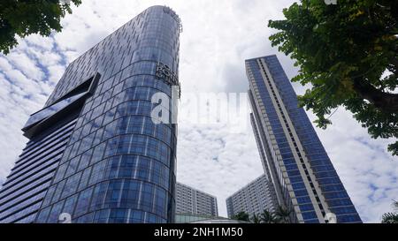 Surabaya, Java-est, Indonésie - février 2023 : four point Hotel Sheraton tour bâtiment dans le centre commercial PTC Pakuwon Trade Center avec de beaux nuages Banque D'Images