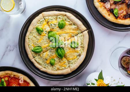 pizza quatre fromages sur une table en marbre Banque D'Images