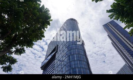 Surabaya, Java-est, Indonésie - février 2023 : four point Hotel Sheraton tour bâtiment dans le centre commercial PTC Pakuwon Trade Center avec de beaux nuages Banque D'Images