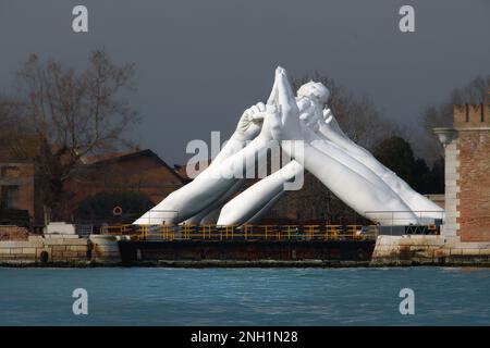 Les mains de l'artiste italien Lorenzo Quinn, représentant un symbole de la convivialité humaine pendant le Carnaval de Venise 2023 à Venise, Italie sur 11 février Banque D'Images