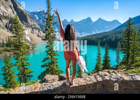 Jeune fille appréciant le lac Moraine beau paysage. Paysage naturel du parc national Banff. Heure d'été des Rocheuses canadiennes. Alberta, Canada. Banque D'Images