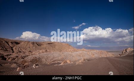 La conduite dans la vallée de la Lune, Désert d'Atacama, au Chili. Banque D'Images