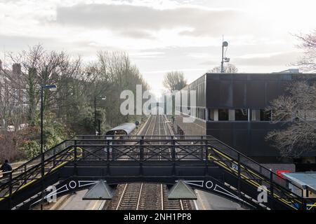 Vue sur la gare ferroviaire de South Gosforth sur le système de métro Tyne and Wear, donnant sur le pont routier. Newcastle upon Tyne, Royaume-Uni. Banque D'Images