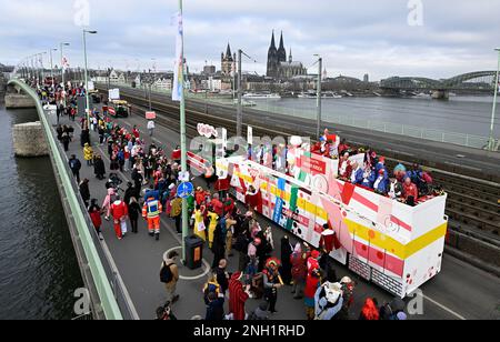 Cologne, Allemagne. 20th févr. 2023. Le flotteur de carnaval de la Rosenmontagszug (procession du lundi de Rose) traverse le Deutzer Brücke (pont Deutz) comme une nouveauté dans l'histoire de 200 ans de la parade. Cette année, la procession commence pour la première fois sur la rive droite du crédit du Rhin : Roberto Pfeil/dpa/Alay Live News Banque D'Images