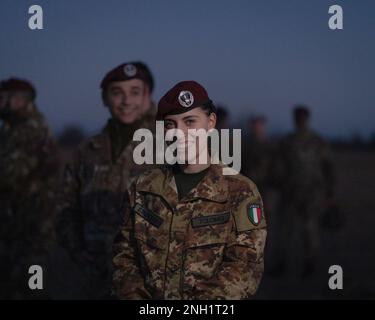 Un parachutiste de l'armée italienne avec la Brigata Paracadutisti 'Folgore' montre de l'excitation en recevant son badge américain de parachutiste après avoir effectué une opération aérienne aux côtés des États-Unis Parachutistes de l'armée affectés à la Brigade aéroportée 173rd de la zone de Frida Drop à Pordenone, Italie, le 7 décembre 2022. La Brigade aéroportée de 173rd est la U.S. La Force de réaction en cas d'urgence de l'armée en Europe, fournissant des forces rapidement déployables aux États-Unis les domaines de responsabilité de l'Europe, de l'Afrique et du Commandement central. Déployée en Italie et en Allemagne, la brigade s’entraîne régulièrement aux côtés des alliés de l’OTAN Banque D'Images