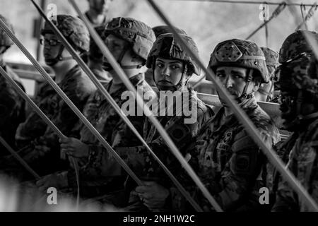 Les parachutistes de la 2nd Brigade combat Team, 82nd Airborne Division, effectuent un entraînement aérien soutenu avant un saut tactique de masse sur fort Bragg, en Caroline du Nord, le 7 décembre 2022. L'objectif de la formation est de maintenir et d'améliorer la compétence dans les opérations aériennes et les tâches essentielles à la mission. Banque D'Images