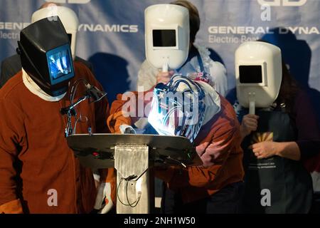 Le sponsor du futur sous-marin d'attaque rapide de classe Virginia USS Arizona (SSN 803) Niki Stratton sourie ses initiales sur une plaque d'acier qui sera montée sur le navire terminé lors de la cérémonie de pose de la quille qui a eu lieu mercredi, 7 décembre à l'installation de General Dynamics Electric Boat Quonset point à North Kingstown, Rhode Island. Le grand-père de Stratton, Donald Stratton, survivant de l’attaque japonaise sur Pearl Harbor 81 ans plus tôt, a été affecté au cuirassé USS Arizona (BB 39). Banque D'Images