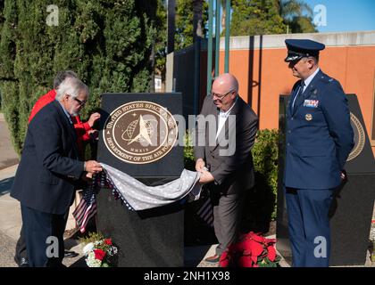 Membres de la Chambre de commerce de Santa Maria Valley, ainsi que des États-Unis Le colonel Robert long de la Force spatiale, Delta de lancement spatial 30, dévoile le monument de la liberté de la Force spatiale à l’anniversaire 21st du monument commémoratif des anciens combattants à Santa Maria, en Californie, le 7 décembre 2022. États-Unis La Force spatiale a été reconnue avec un monument de la liberté à côté de ses services sœurs, et SLD 30 a reçu une plaque commémorant les hommes et les femmes qui servent à l'installation. Banque D'Images