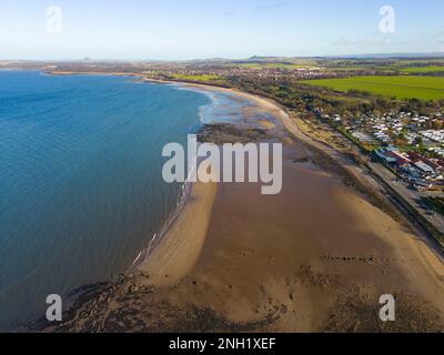 Vue aérienne depuis le drone de la plage et de la côte de Seton Sands à Port Seton, East Lothian, Écosse, Royaume-Uni Banque D'Images