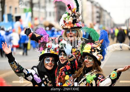 Düsseldorf, Allemagne. 20th févr. 2023. Les carnivistes habillés célèbrent dans la rue. Düsseldorf accueille son premier défilé du Rose Monday en trois ans ; en 2021 et 2022, les défilés ont été annulés en raison de Corona. Credit: Federico Gambarini/dpa/Alay Live News Banque D'Images