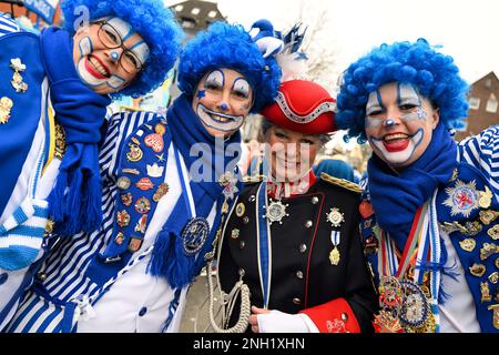 Düsseldorf, Allemagne. 20th févr. 2023. Les carnivistes habillés célèbrent dans la rue. Düsseldorf accueille son premier défilé du Rose Monday en trois ans ; en 2021 et 2022, les défilés ont été annulés en raison de Corona. Credit: Federico Gambarini/dpa/Alay Live News Banque D'Images