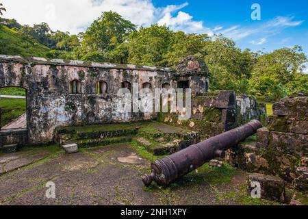 Fort Santiago a été construit au début de 1600s pour protéger la ville de Portobelo, Panama, comme point d'expédition pour le Trésor espagnol. Le port était protégé Banque D'Images