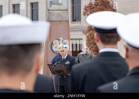 221207-N-MR862-058 OKLAHOMA CITY, OKLAHOMA (07 décembre 2022) Capt Robert 'Killz' Majoris, commodore, escadre des communications stratégiques (SCW) 1, Fait des remarques au USS Oklahoma Memorial Garden, devant le Capitole d'Oklahoma City, pour la cérémonie du souvenir de Pearl Harbor, afin d'honorer le courage et le sacrifice de ceux qui ont combattu pendant la Seconde Guerre mondiale il y a 81 ans, le 07 décembre 2022. SCW-1 est un commandement locataire de la base aérienne de Tinker, assurant la sécurité nationale par la dissuasion des ambitions nucléaires contradictoires. Banque D'Images