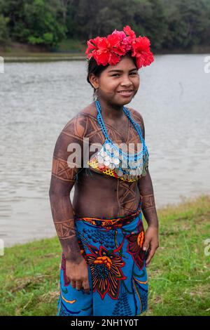 Une femme autochtone Embera s'est habillée pour les visiteurs de son village sur le lac Alejuela au Panama. Son corps est peint avec le jus de la baie jagua t Banque D'Images