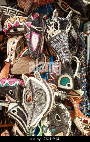 Masques de cérémonie du peuple autochtone Embera du Panama et de la Colombie, à vendre à Panama City, Panama. Les masques représentent différents animaux de t Banque D'Images