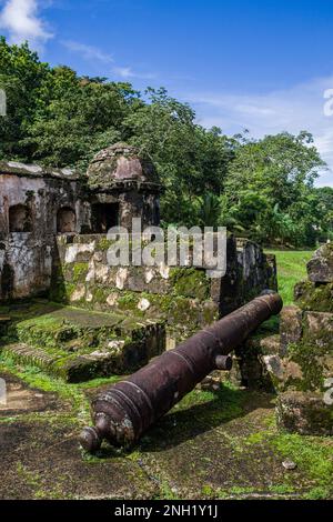 Fort Santiago a été construit au début de 1600s pour protéger la ville de Portobelo, Panama, comme point d'expédition pour le Trésor espagnol. Le port était protégé Banque D'Images