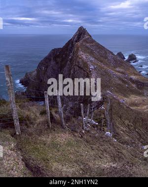 Un paysage marin époustouflant de rochers escarpées qui jégaient d'un rivage turquoise sur fond de montagnes luxuriantes dans le Banque D'Images