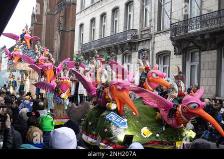 AALST, BELGIQUE, 19 FÉVRIER 2023 : chars colorés et participants à la parade de rue du carnaval d'Aalst. Aalst a l'un des plus grands Mardi gras celebratio Banque D'Images