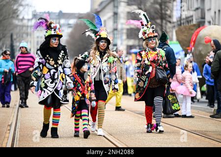 Düsseldorf, Allemagne. 20th févr. 2023. Les carnivistes habillés célèbrent dans la rue. Düsseldorf accueille son premier défilé du Rose Monday en trois ans ; en 2021 et 2022, les défilés ont été annulés en raison de Corona. Credit: Federico Gambarini/dpa/Alay Live News Banque D'Images