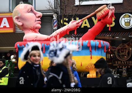 Düsseldorf, Allemagne. 20th févr. 2023. Un thème flottant montre que le président russe Poutine a pris un « bain de sang » dans une baignoire aux couleurs nationales ukrainiennes. À Düsseldorf, la première procession du lundi de la Rose a lieu pendant trois ans, 2021 et 2022 les trains ont été annulés à cause de Corona. Credit: Federico Gambarini/dpa/Alay Live News Banque D'Images