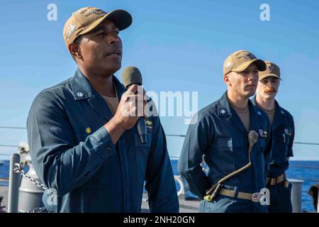 221207-N-SN516-4041 OCÉAN PACIFIQUE (07 DÉCEMBRE 2022) ÉTATS-UNIS Bleu marine Richard Jimenez, commandant du destroyer à missiles guidés de classe Arleigh Burke USS Decatur (DDG 73), d'El Paso, Texas, s'adresse à l'équipage lors d'un appel à mains libres commémorant le 81st anniversaire de l'attaque sur Pearl Harbor. Decatur, qui fait partie du Nimitz Carrier Strike Group, est actuellement en train de mener des opérations de routine. Banque D'Images