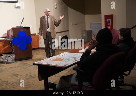 Ward Zischke, historien de la Division de préparation 88th, explique les tactiques utilisées par les Japonais pour attaquer Pear Harbour lors d'une présentation d'histoire le 7 décembre 2022, à fort McCoy, Wisconsin. (Photo de l'armée par Cheryl Phillips) Banque D'Images