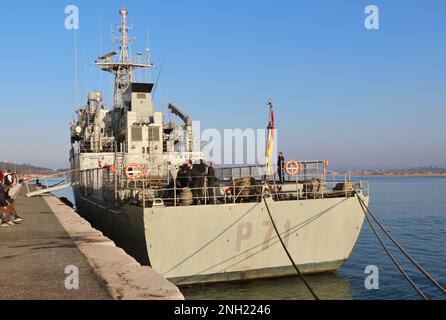 Le bateau de patrouille espagnol Serviola P-71 a été lancé le 10 mai 1990 amarré dans la zone portuaire de Gamazo dans la baie de Santander Cantabria Espagne Banque D'Images