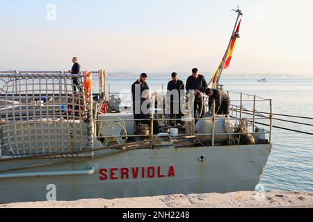 Des marins se préparant pour une journée portes ouvertes sur le bateau de patrouille espagnol Serviola P-71 amarré dans la zone portuaire de Gamazo dans la baie de Santander Cantabria Espagne Banque D'Images