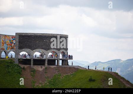 GEORGIAN MILITARY HIGHWAY, GÉORGIE - 03 août 2022 : monument de l'amitié russo-géorgienne sur la Georgian Military Highway. Banque D'Images